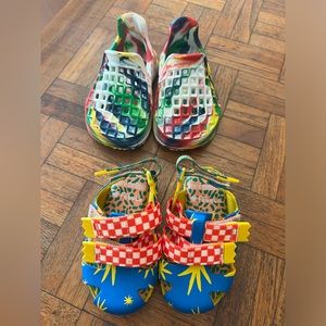 2 pairs of baby shoes